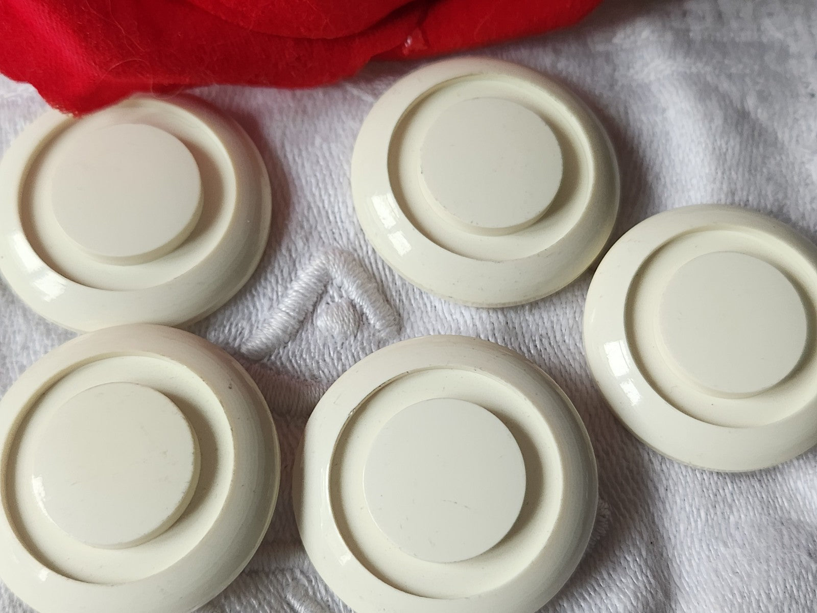 Lot 5 boutons vintage  créme lumineux travaillé à pied 2,7 cm ref 458