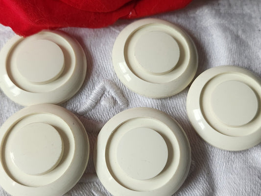 Lot 5 boutons vintage  créme lumineux travaillé à pied 2,7 cm ref 458