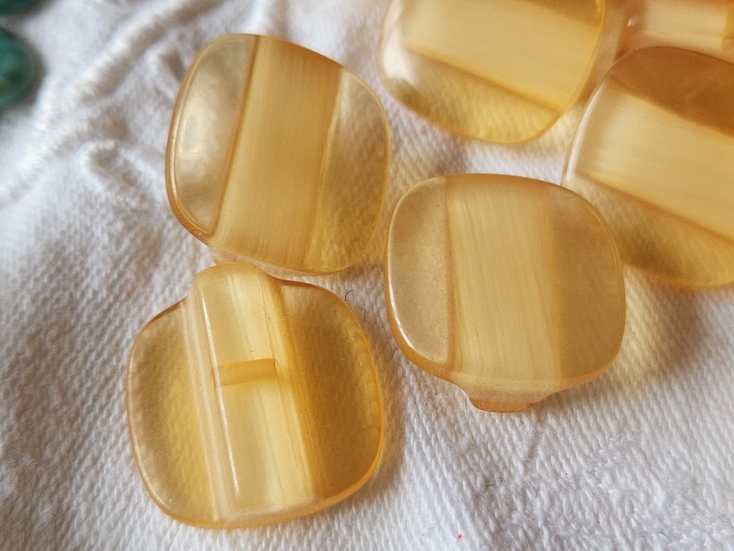 Lot 6  boutons vintage jaune beige à pied carré 2 cm ref 3568