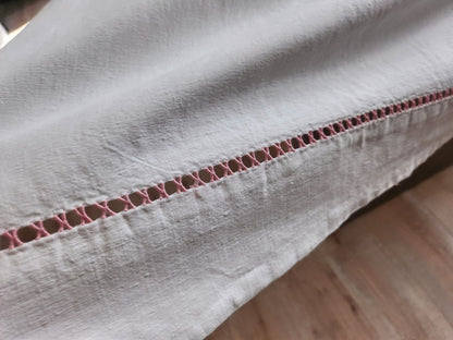 Ancien drap blanc monogramme MT rose et jour tirés B6