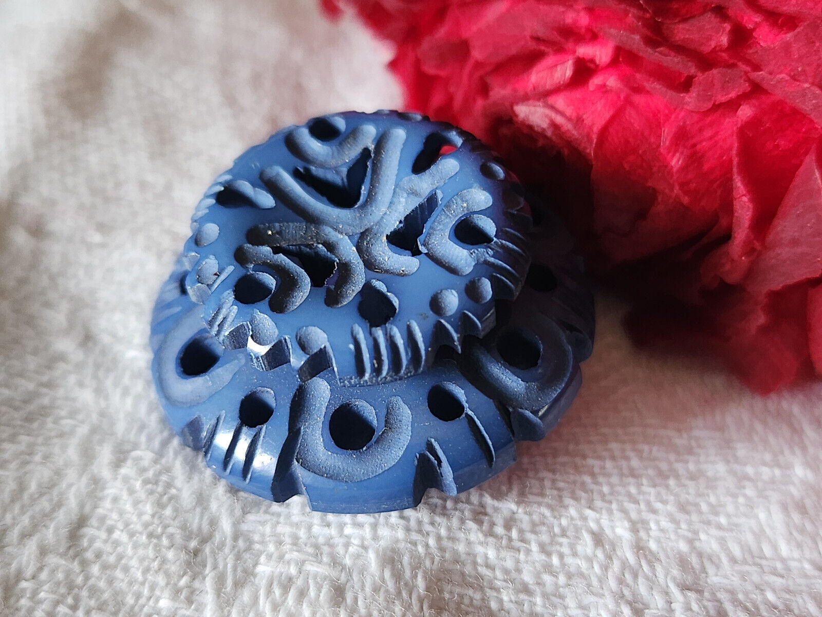 Gros bouton ancien collection bleu sculpté joli ajouré 2,6 cm ref 3162