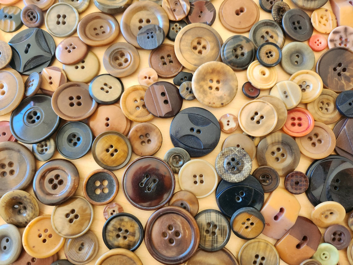 Gros lot de boutons anciens en corozo à trous un peu moins de 500 grammes T10