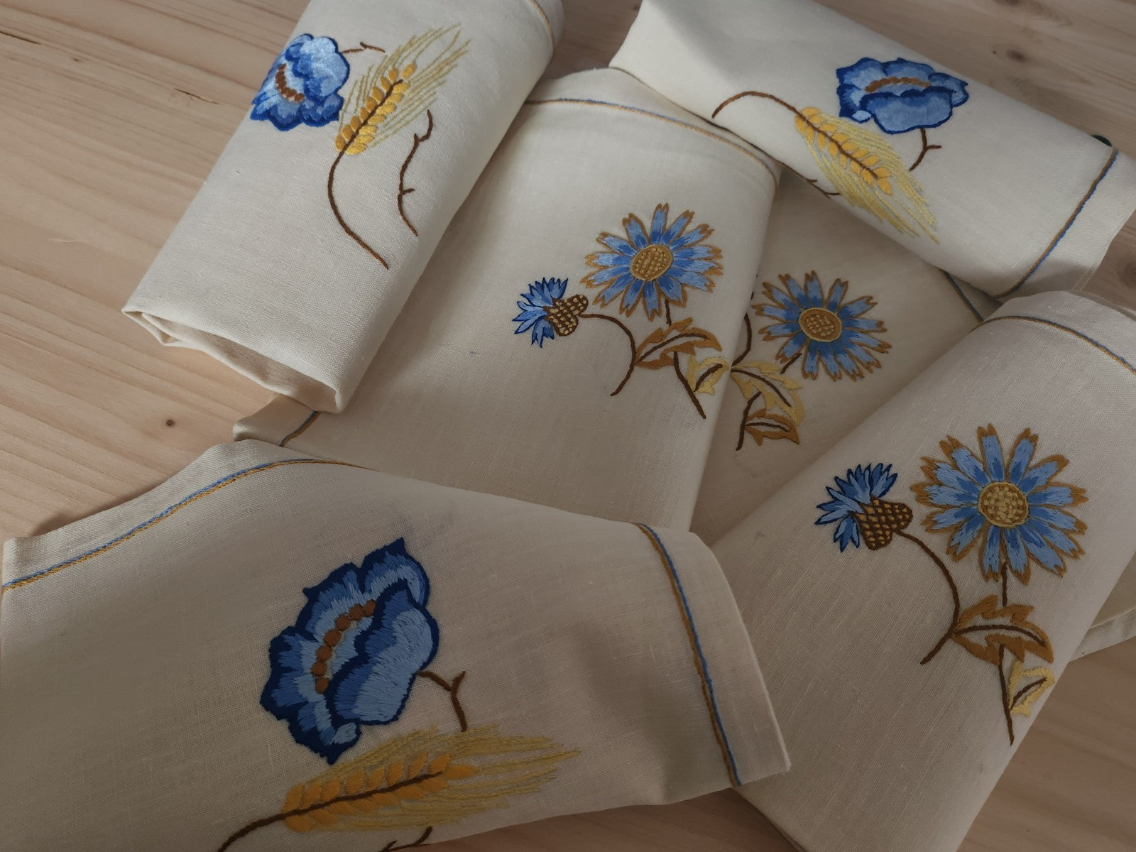 Lot 6 serviettes jamais utilisées beige broderie fleur bleu main superbe B8