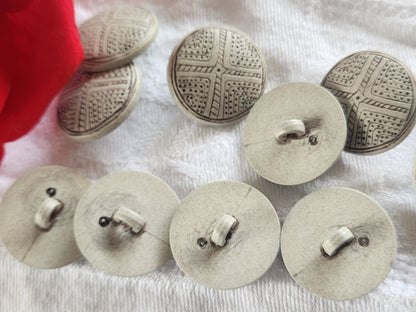 Lot 12 boutons gris pied   fond d'atelier 2,2 cm travaillé   ref 2402