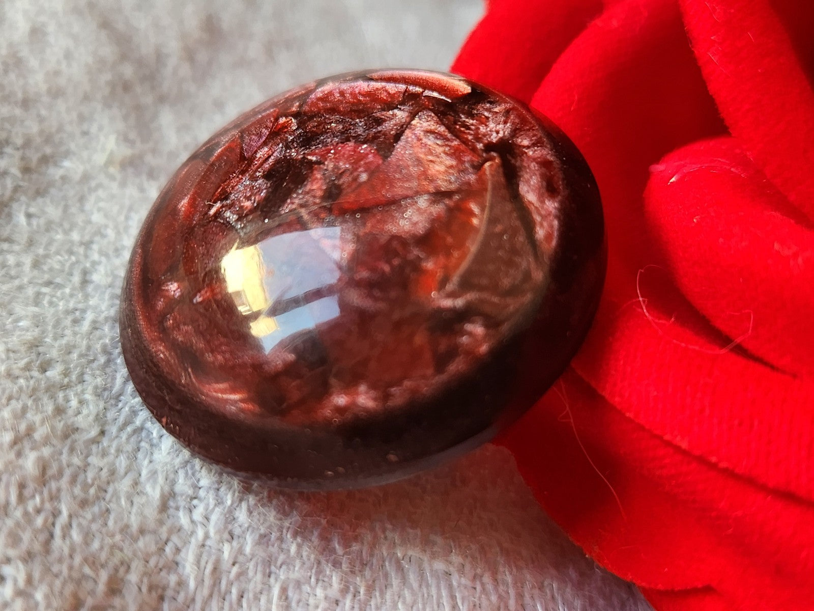 Lumineux bouton ancien prune bombé reflet nacré pied laiton 2,7 cm ref 967