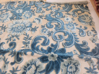 Ancien petit coupon de tapisserie bleu ecru 48 cm sur 53 cm B5