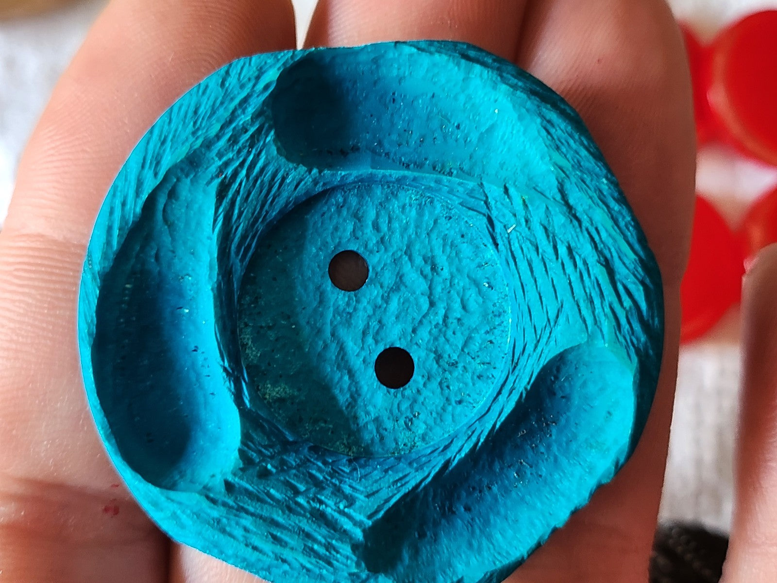 Enorme bouton vintage bleu paon mat sculpté 4,3 cm ref 3185