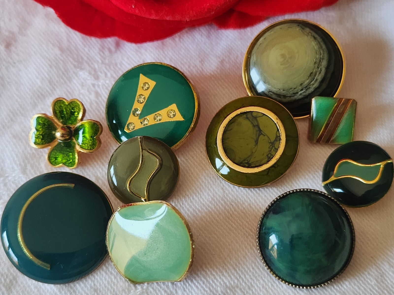 Lot 10 boutons vintage en métal vert panaché 1,6 à 2,2 cm ref 6057