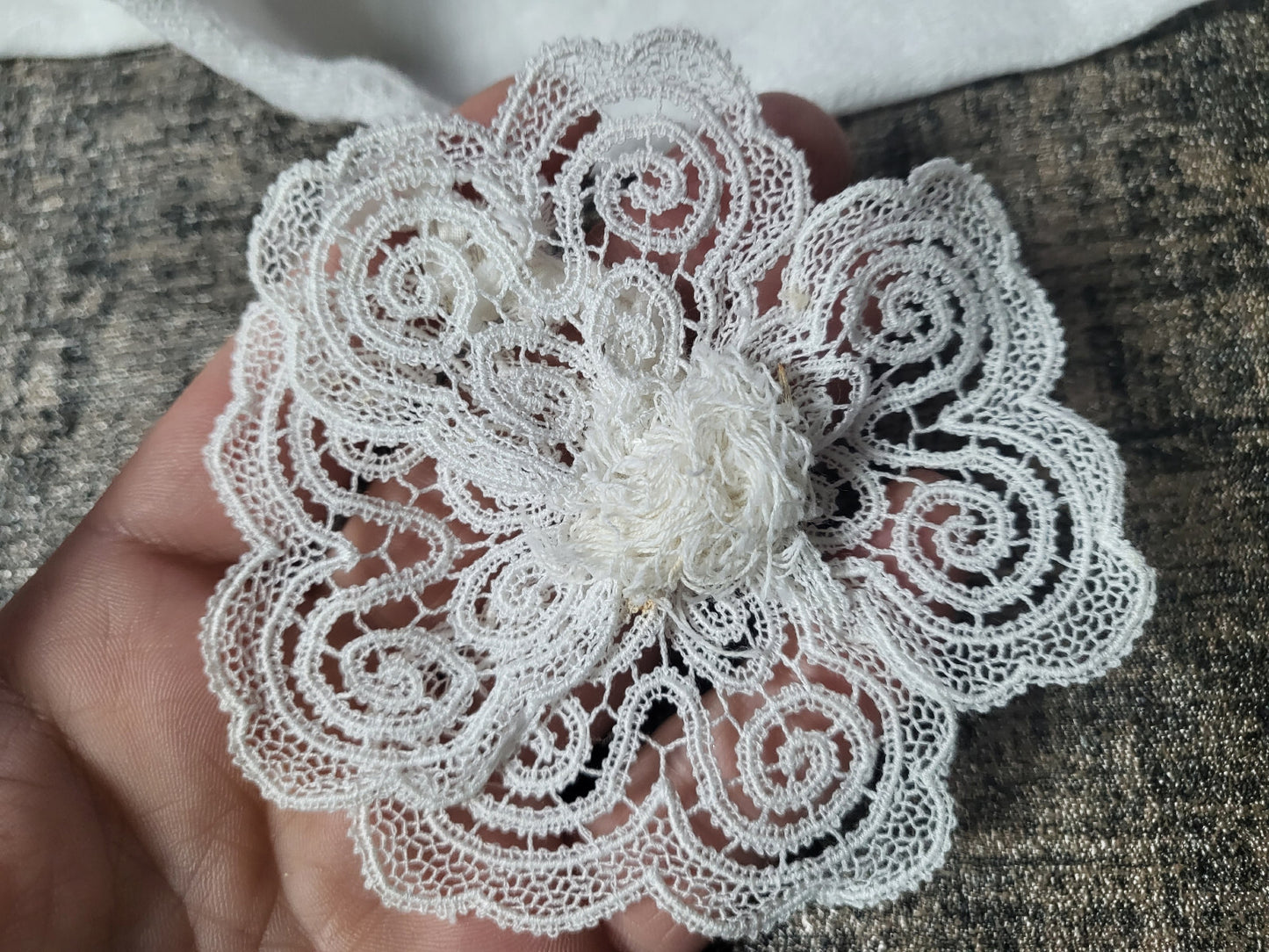 Superbe fleur ancienne en dentelle idéale broche ou application 10 cm T7
