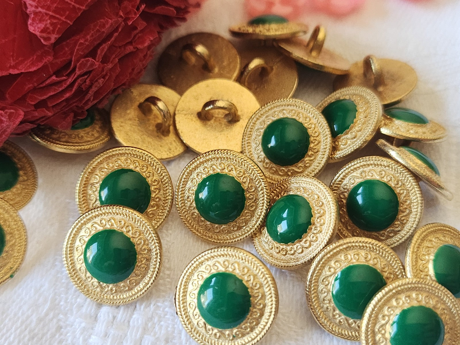 Lot 7 petits boutons en métal doré vert 1,3 cm ref 4923