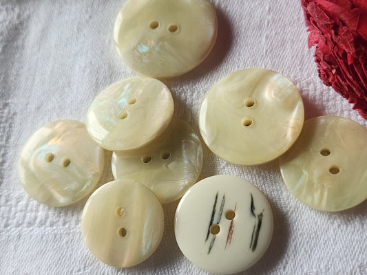 Lot 8  boutons vintage panaché creme irisé mordoré 2 à 2,8 cm ref 4914
