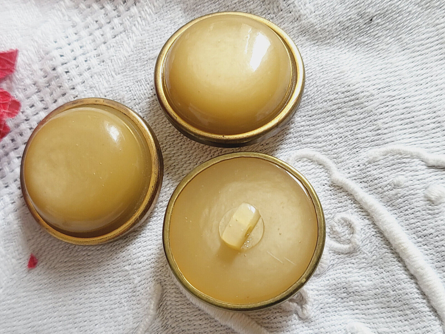 Trio boutons anciens beige bombé cerclé pied 2,2 cm ref 5805