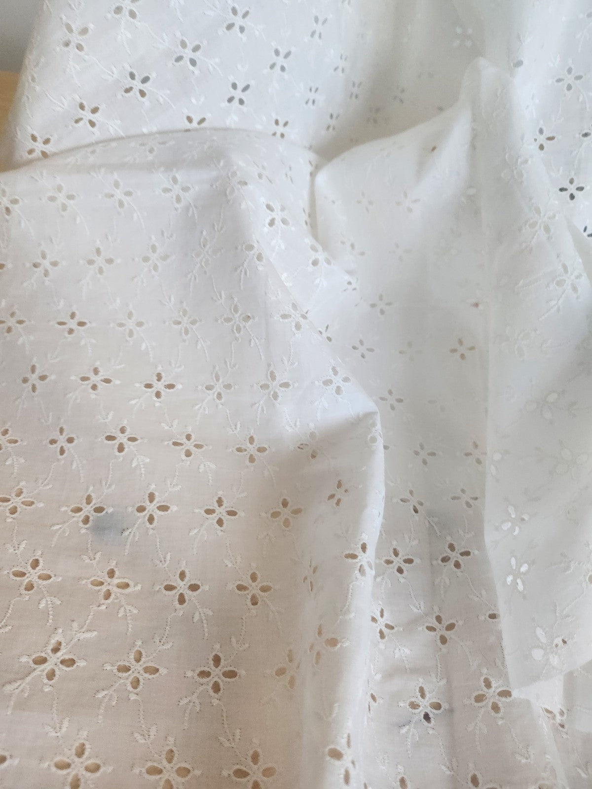 Ancien coupon de tissu vintage blanc ajouré au mini: 58 sur 131 cm B5