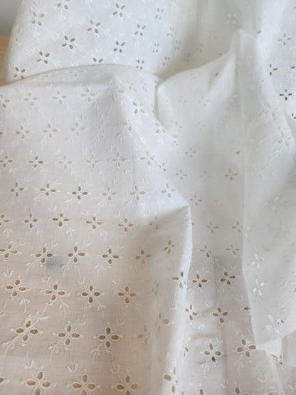 Ancien coupon de tissu vintage blanc ajouré au mini: 58 sur 131 cm B5