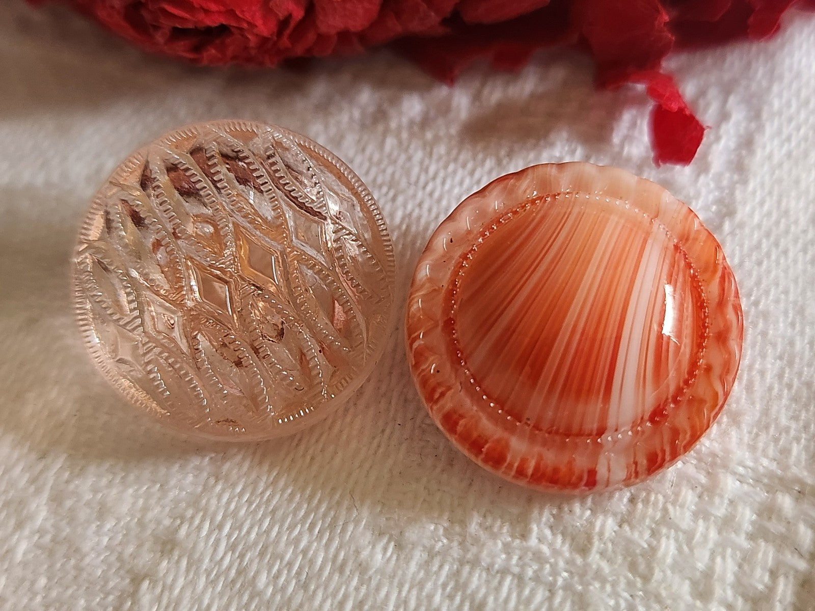 Duo boutons vintage en verre  rose rouge blanc 1,7 et 1,8 cm G7S