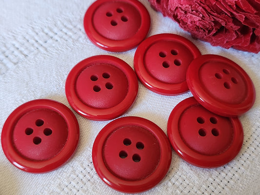 Lot 8  boutons vintage rouge à trous diamètre 2,3 cm ref 5279