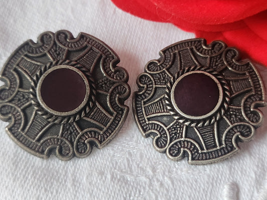 Duo gros boutons vintage en métal  3 cm coeur lie de vin pied D5P