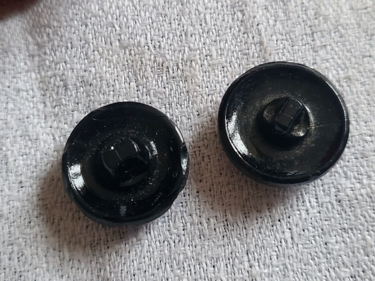 Duo boutons anciens en verre noir travaillé diamètre 1,7 cm G15K