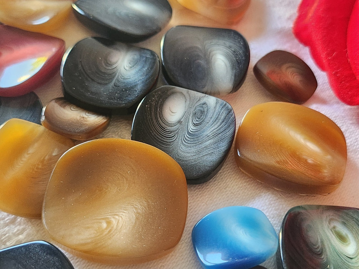 Lot 33 boutons vintage panaché mm modéle pied 1,5 à 2,6 cm ref 6171