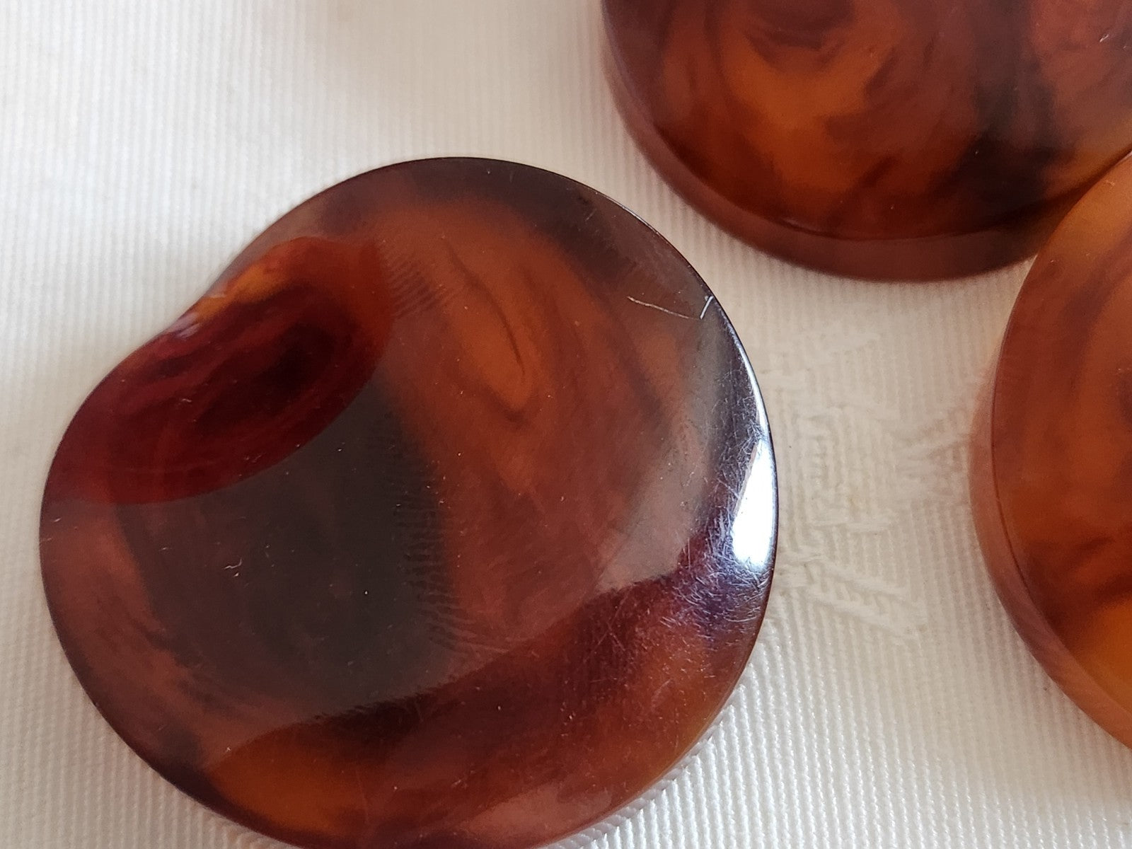 Trio gros boutons anciens ambrés ambrolite?  pied 3,4 cm ref 6220