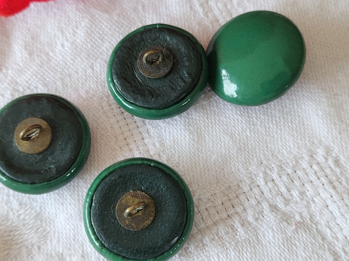 Lot 4 boutons anciens en cuir verni vert lumineux pied 2 cm ref 6004