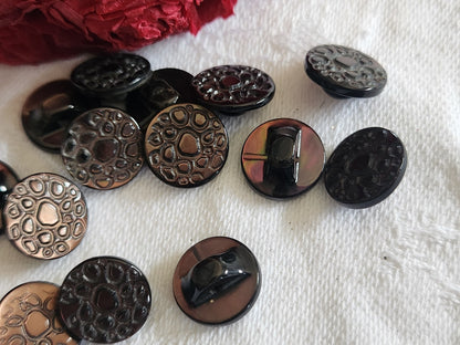 Lot 6 boutons anciens en nacre marron alveole pied 1,1 cm ref 1729