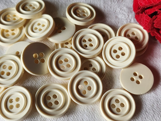 Lot 24 boutons vintage blanc creme 1,7 cm travaillé trous ref 1771