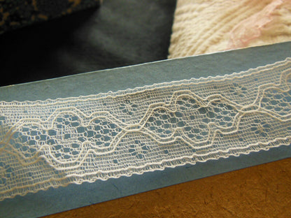 Dentelle vintage nylon blanche motif rehaussé 2 mètres 80 sur 2,4 T1-24