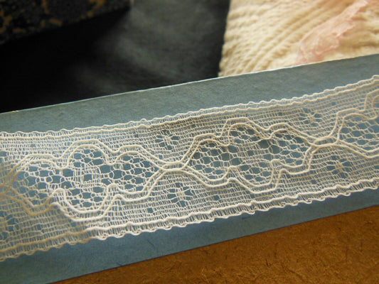 Dentelle vintage nylon blanche motif rehaussé 2 mètres 80 sur 2,4 T1-24