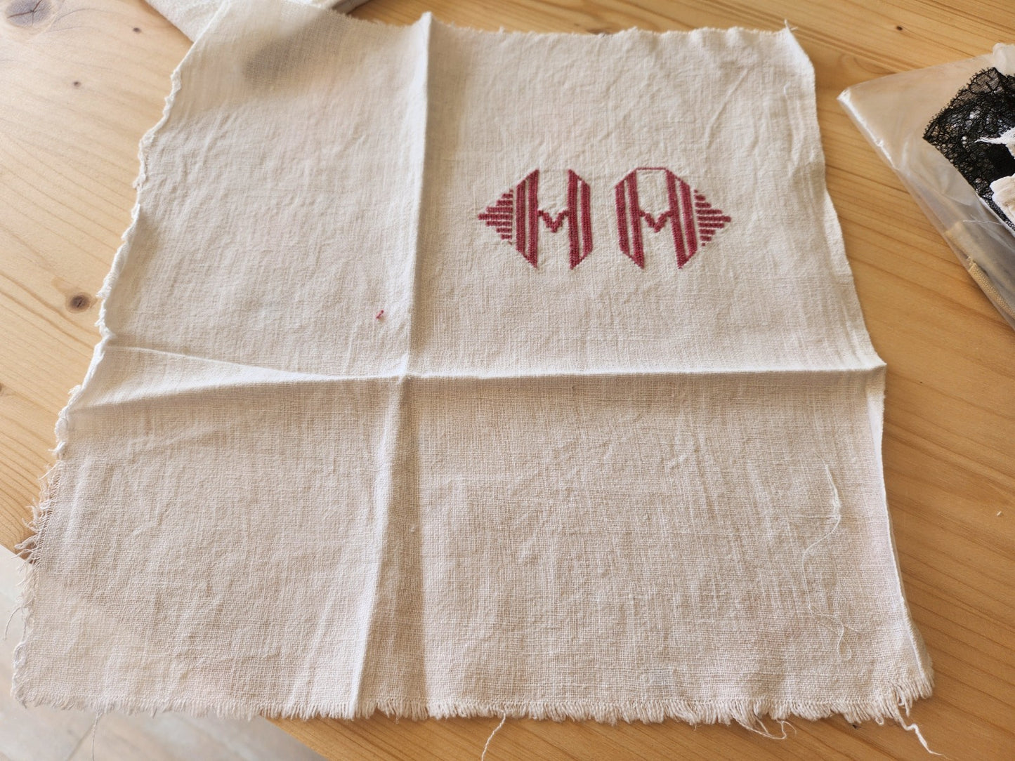 Monogramme ancien HH drap rouge teinte passée 5,6 cm sur 11 cm T8
