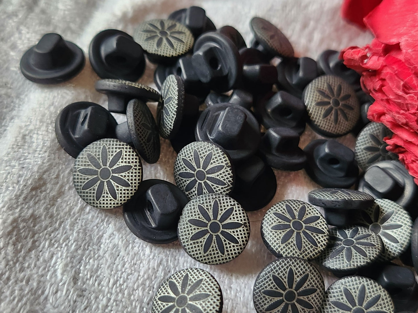 Lot 15 mini boutons vintage à pied gris noir fleur 1,1 cm ref 2771