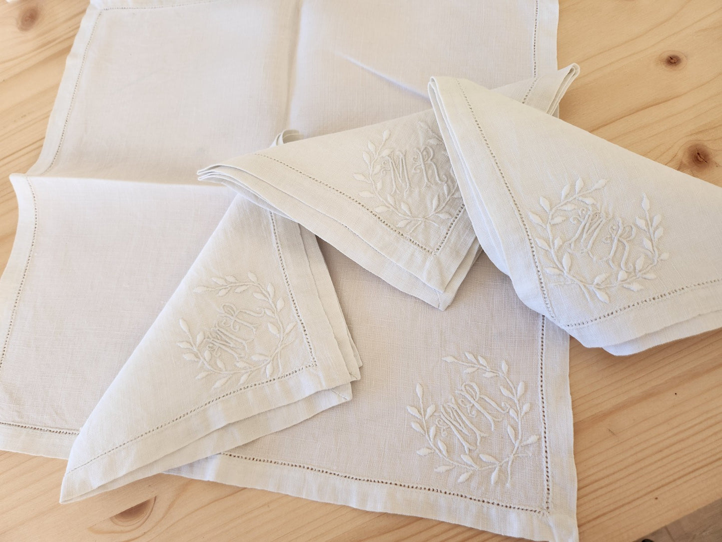 Lot 4 monogrammes anciens sur serviette MR broderie B8