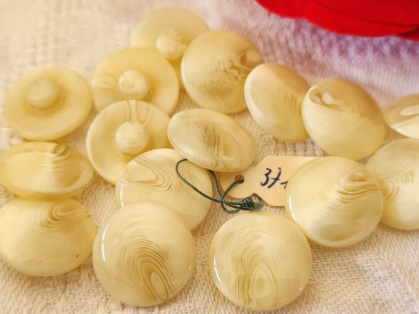 Lot 13 petits boutons vintage veiné crème à pied 1,4 cm ref 3879