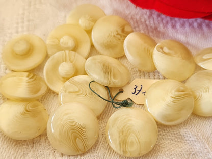 Lot 13 petits boutons vintage veiné crème à pied 1,4 cm ref 3879