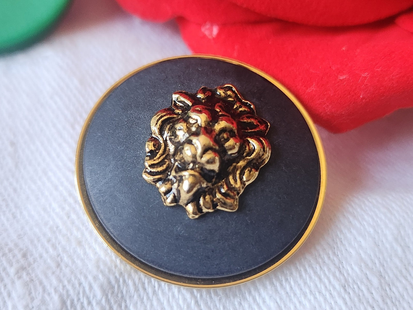 Gros bouton  vintage tete de lion 2,7 cm versace??  D2G