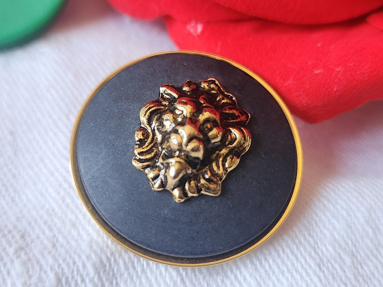 Gros bouton  vintage tete de lion 2,7 cm versace??  D2G