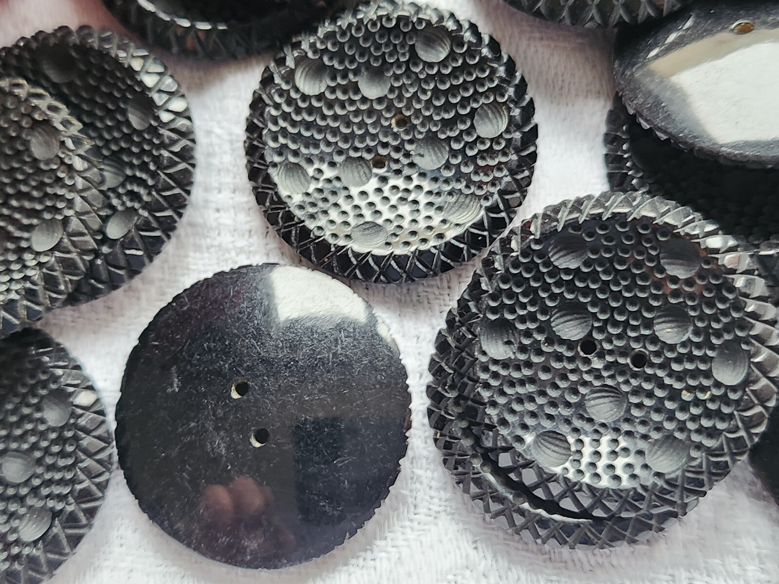 Lot 6 superbes boutons noir travaillé gros trous 2,8 cm ref 601