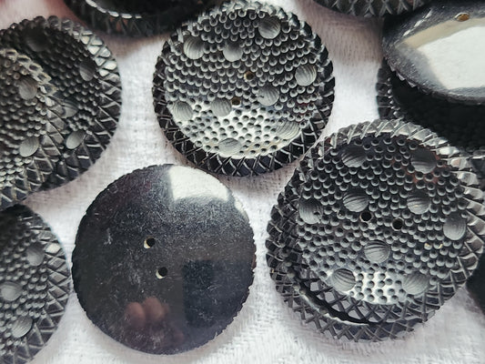 Lot 6 superbes boutons noir travaillé gros trous 2,8 cm ref 601