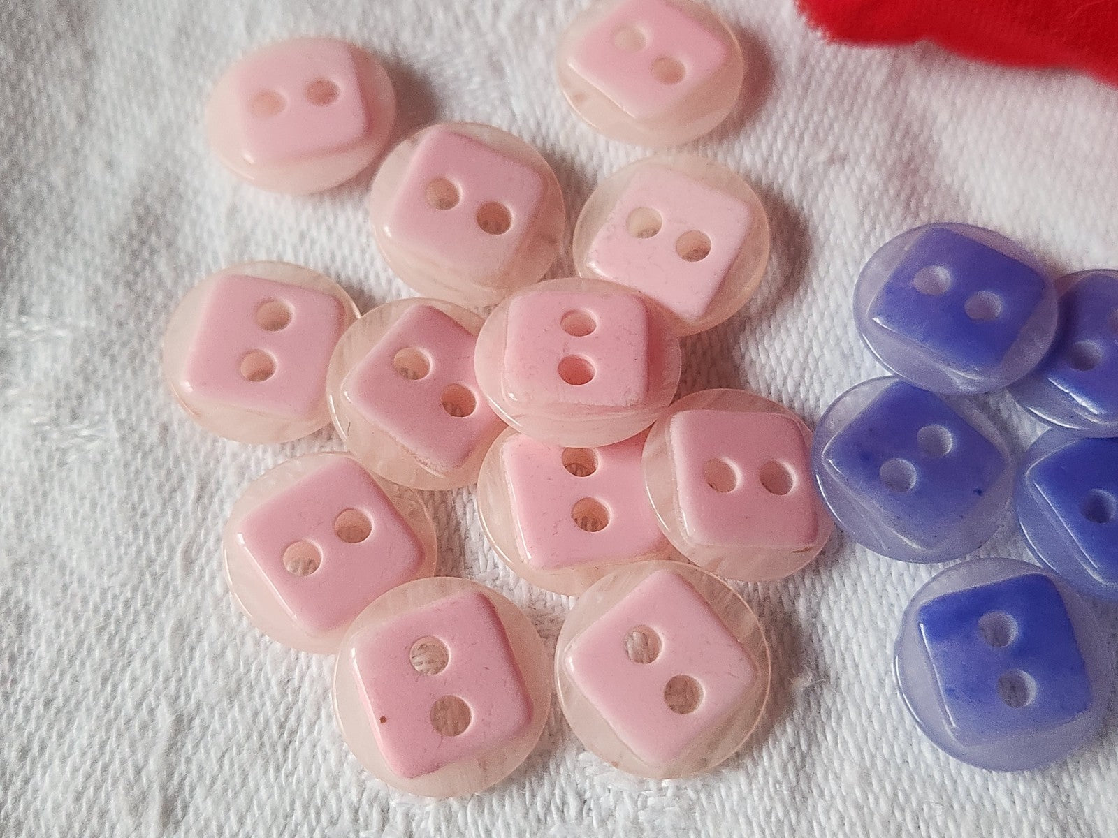 Lot 24 petits boutons vintage rose violet mini 3 séries 1,1 cm trous ref 102
