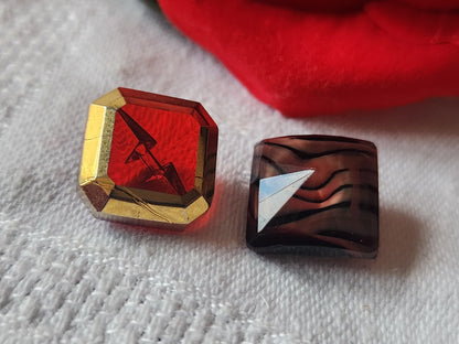 Duo boutons anciens en verre rouge carré  à pied  1,4 cm D14A