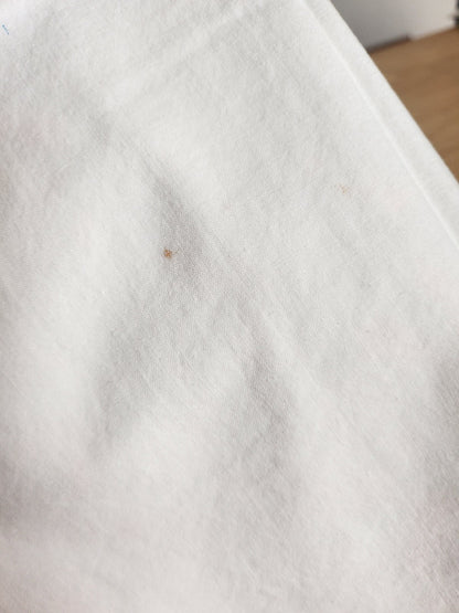 Ancienne petite nappe broderie bougie anniversaire thé 75 sur 76,5 cm