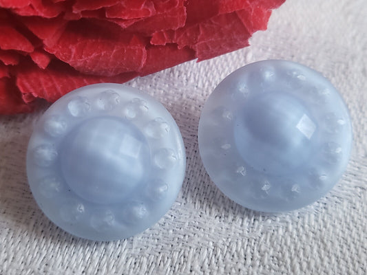 Duo boutons anciens en verre bleu clair mat laiteux  1,7 cm D19A