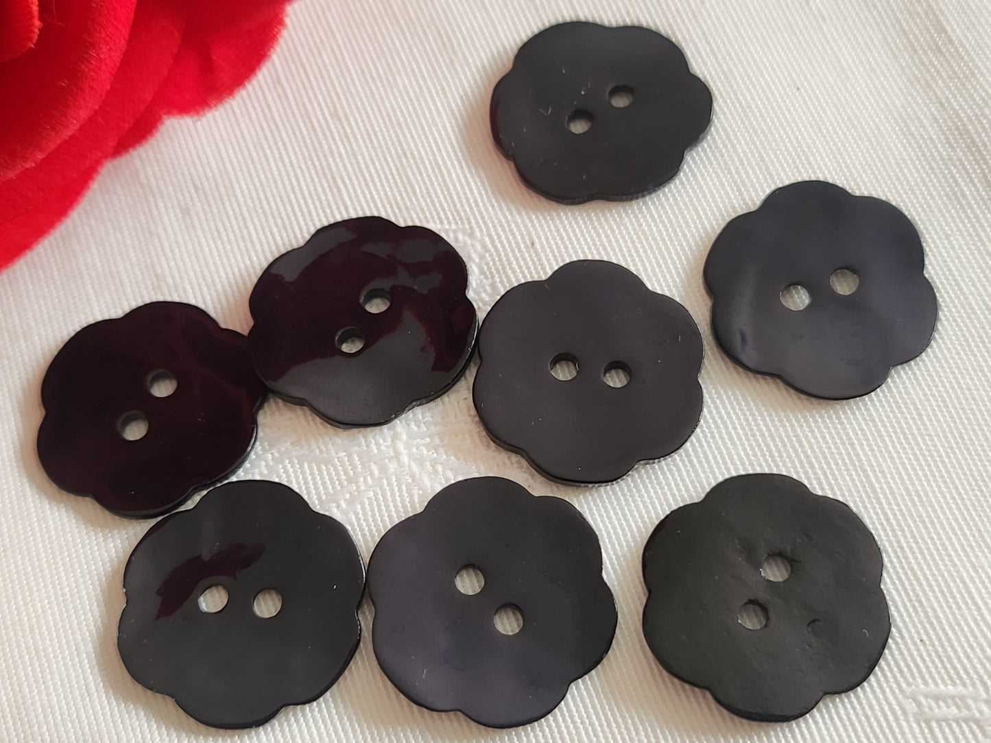 Lot 8 boutons vintage en nacre bleu quasi noir fleur trous  2 cm ref 6347