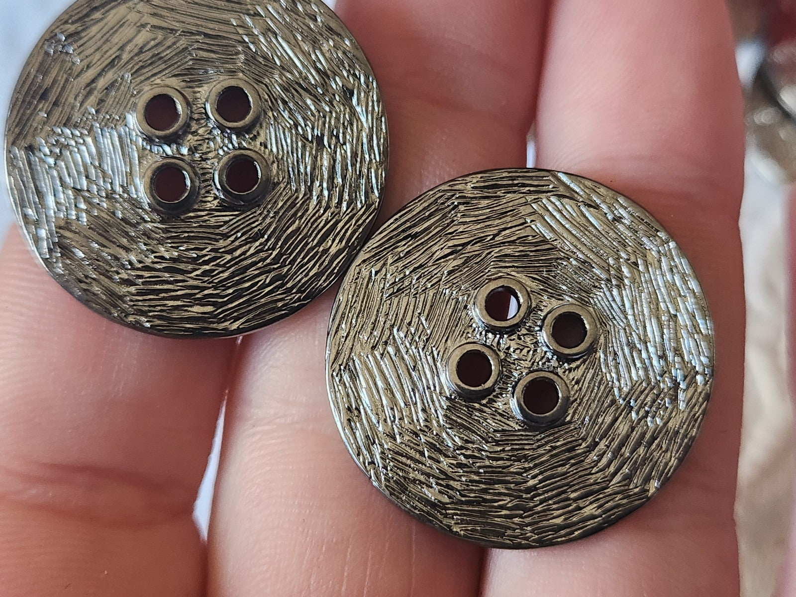 lot 8 gros boutons vintage en métal argenté trous 2,8 cm ref 2308