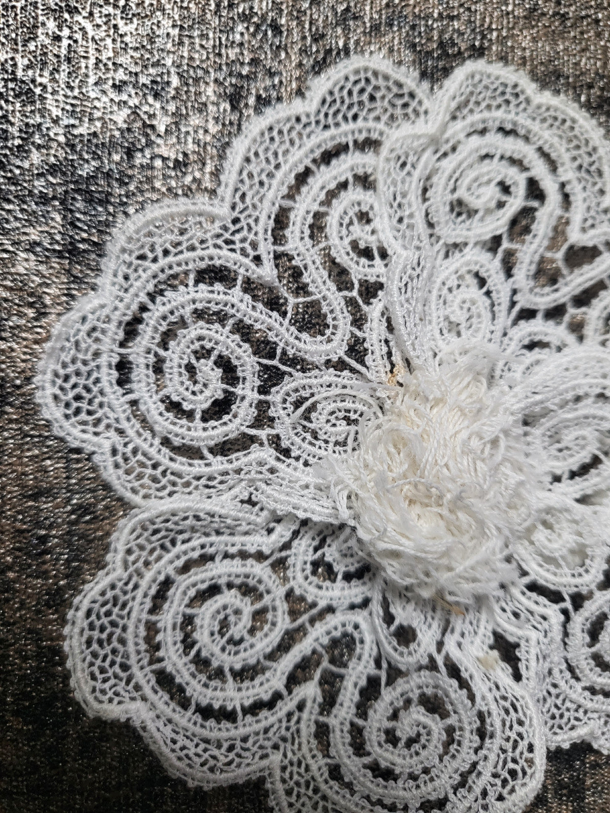 Superbe fleur ancienne en dentelle idéale broche ou application 10 cm T7