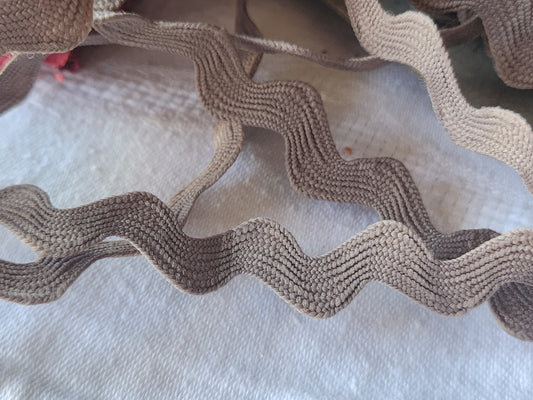 Galon vintage serpentine marron clair large 5 mètres sur 1,5 cm (au max)  A2