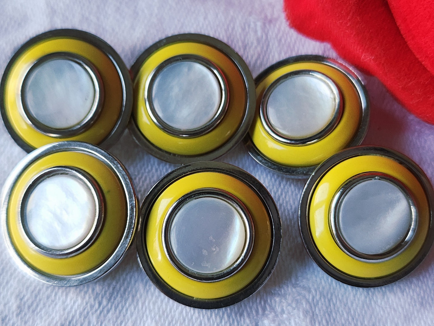 Lot 6 boutons anciens en metal coeur en nacre jaune 1,7 cm ref 3928