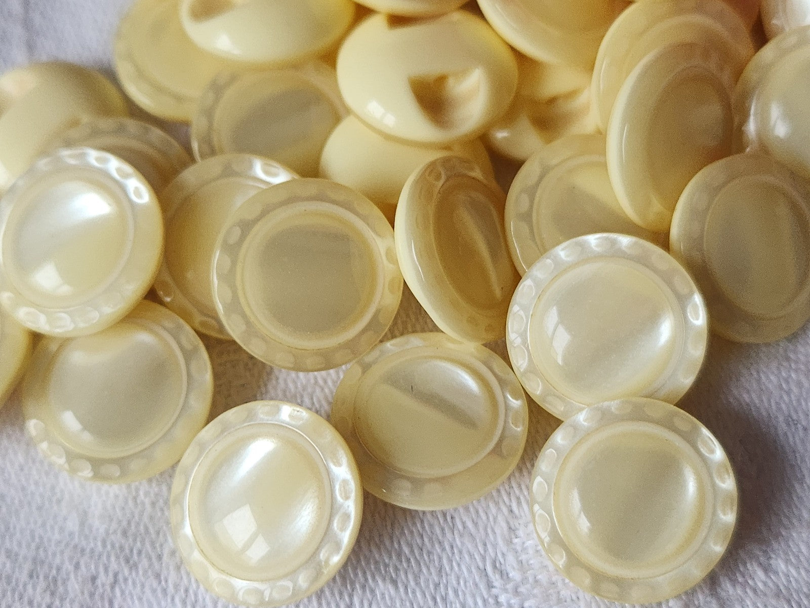 Lot 15  boutons vintage beige/ jaune  lumineux travaillé pied 1,4 cm ref 1687