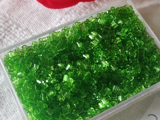 Lot environ 20 grammes de perles tube vert n°8