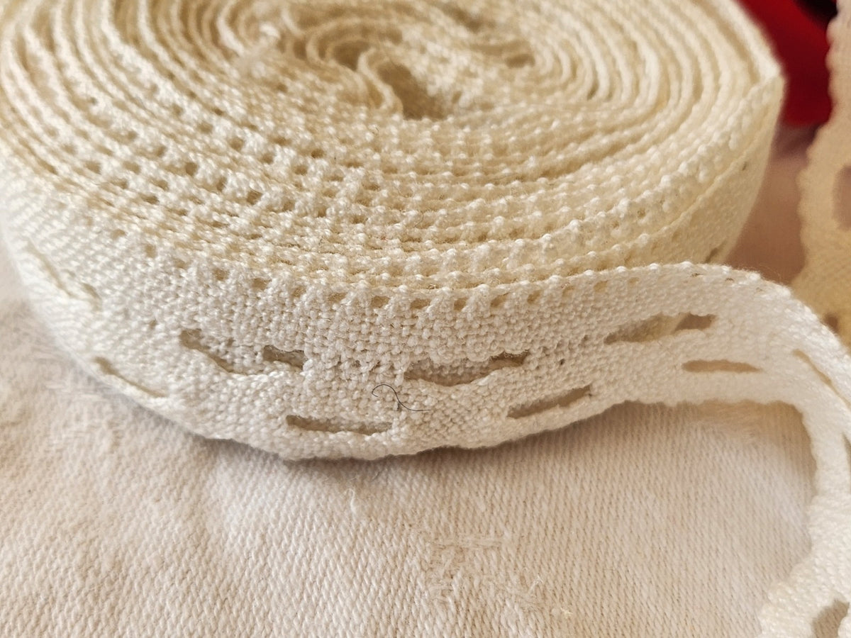 Dentelle ancienne blanche large 5 mètre 50  sur 2,2 cm   T2-12